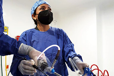 Dra. Irasema Salgado Falcón manipulando laparascopio mientras opera a paciente